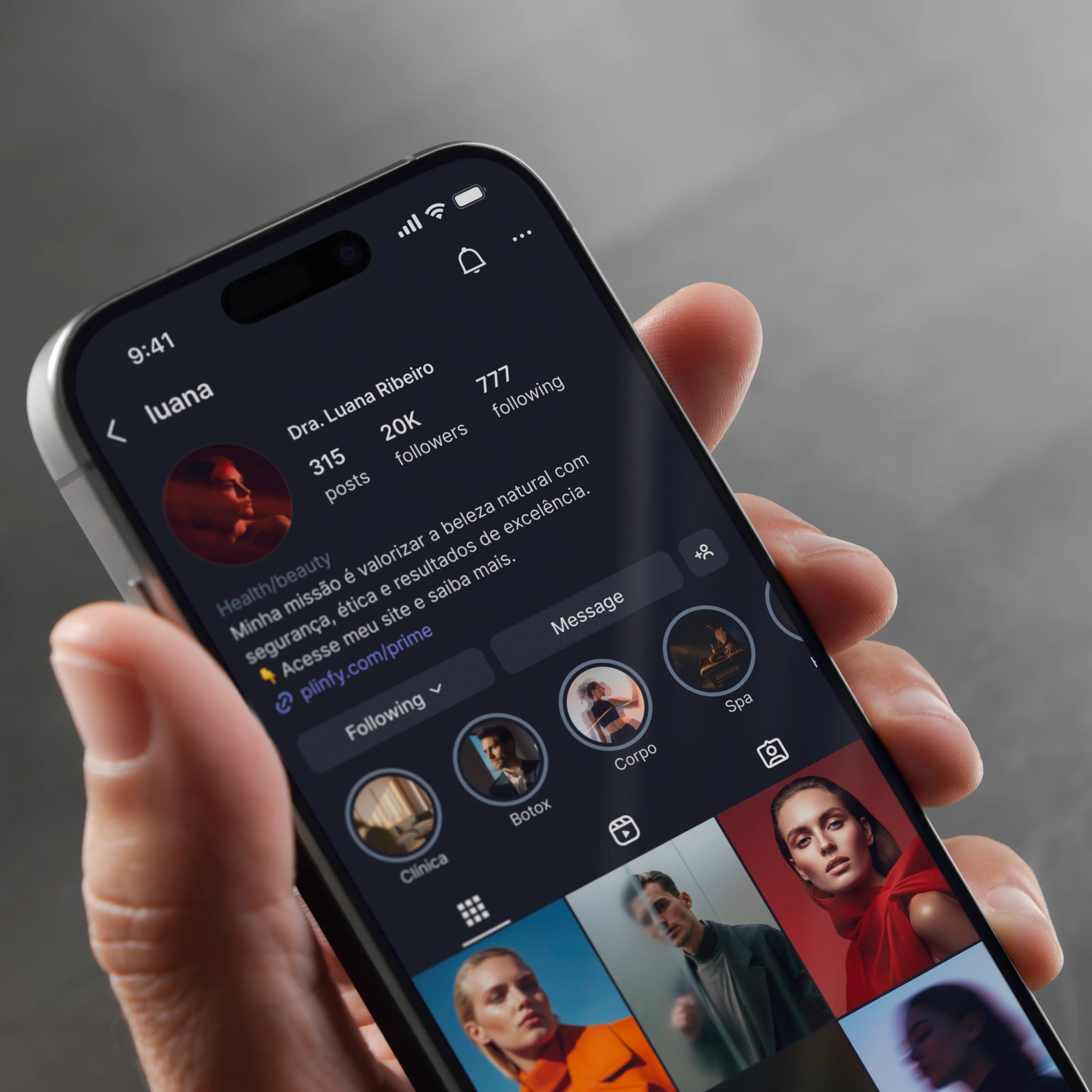 Imagem de um celular com o site da Plinfy