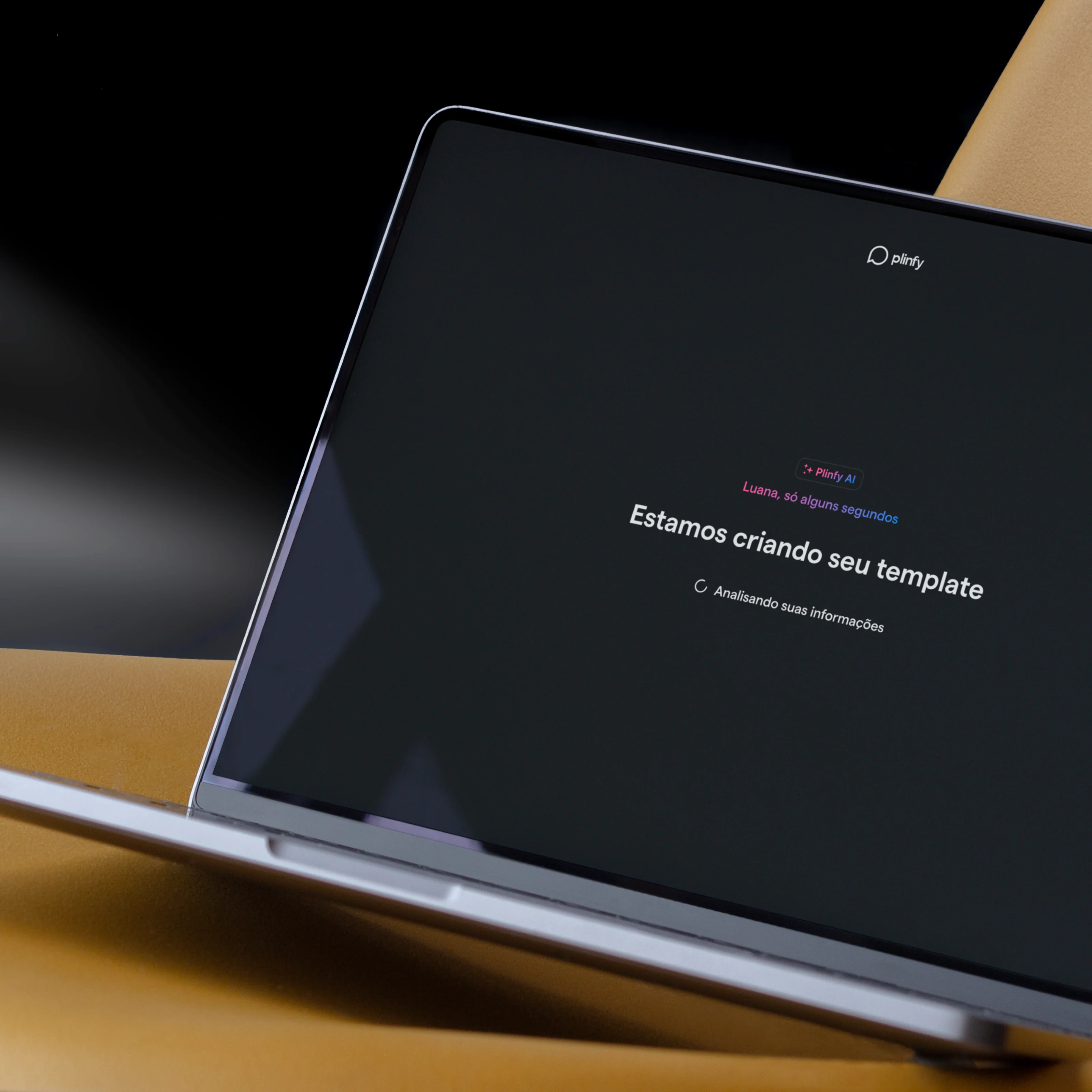 Imagem de um laptop com o site da Plinfy