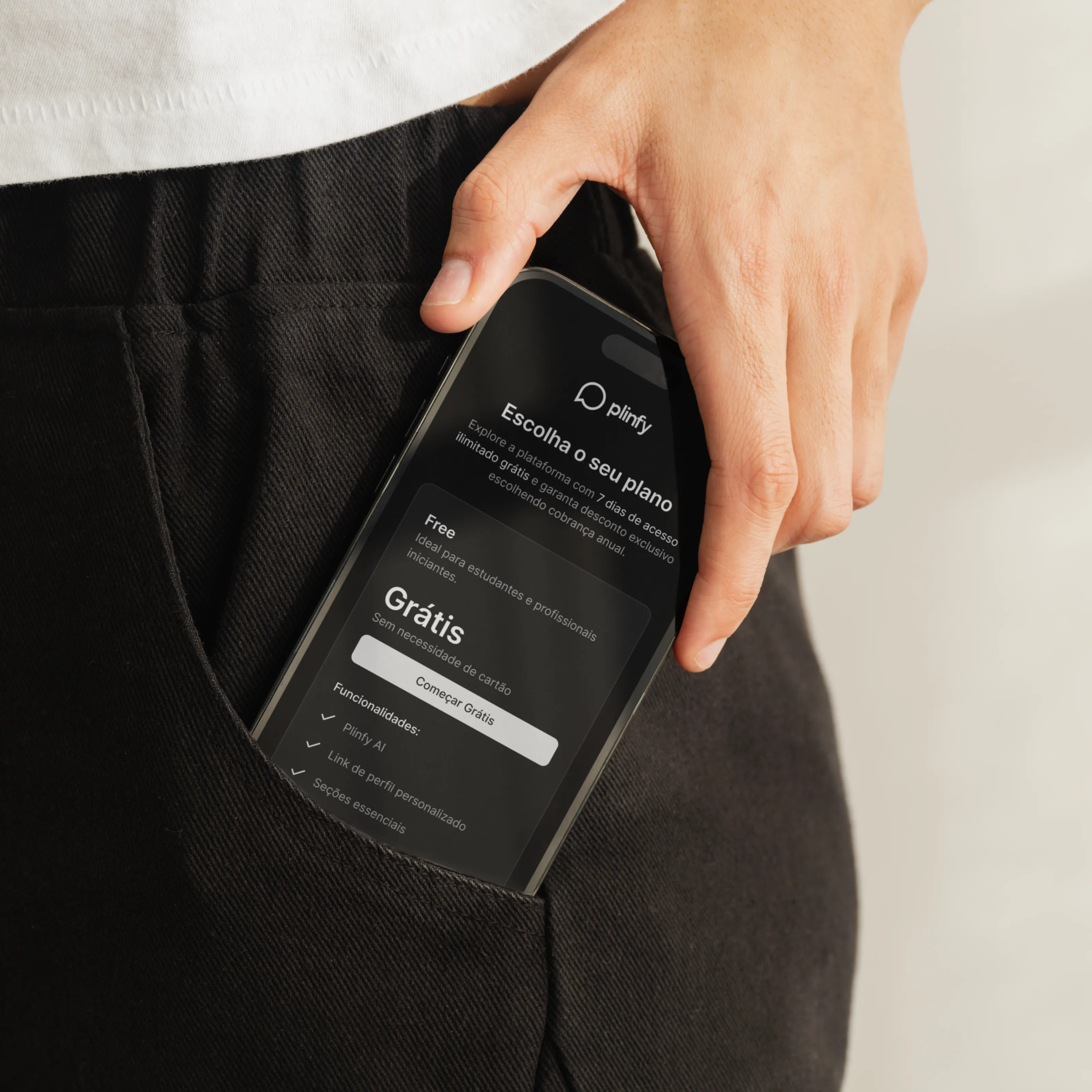 Imagem de um celular no bolso de uma pessoa com o site da Plinfy